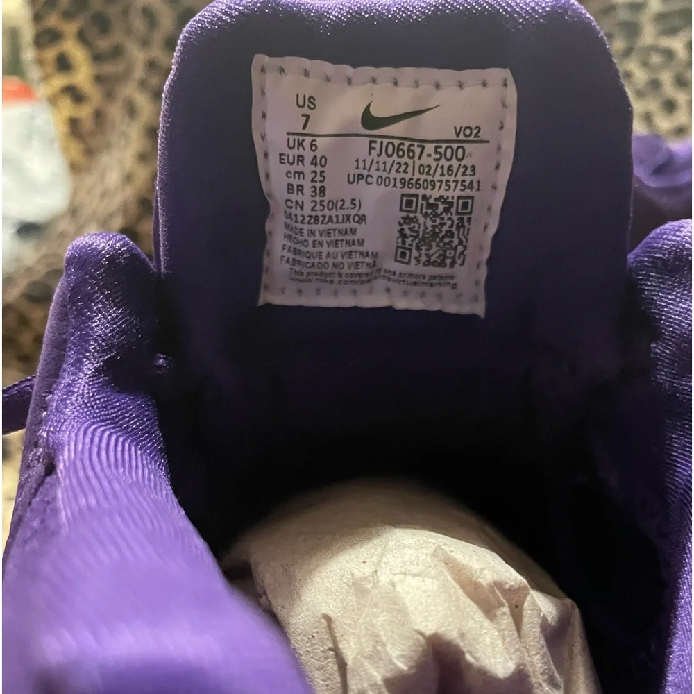 - - Nike  Air  Zoom Generation Lebron  beautiful, purple color size 7, men’s